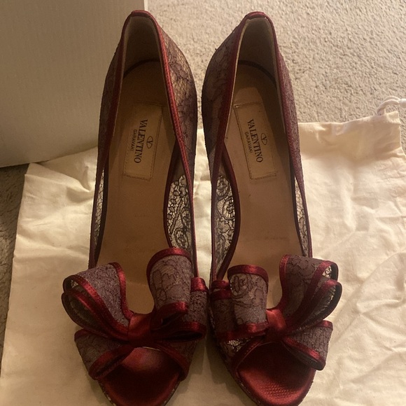 Stunning lace Valentino satin heels - Picture 6 of 7